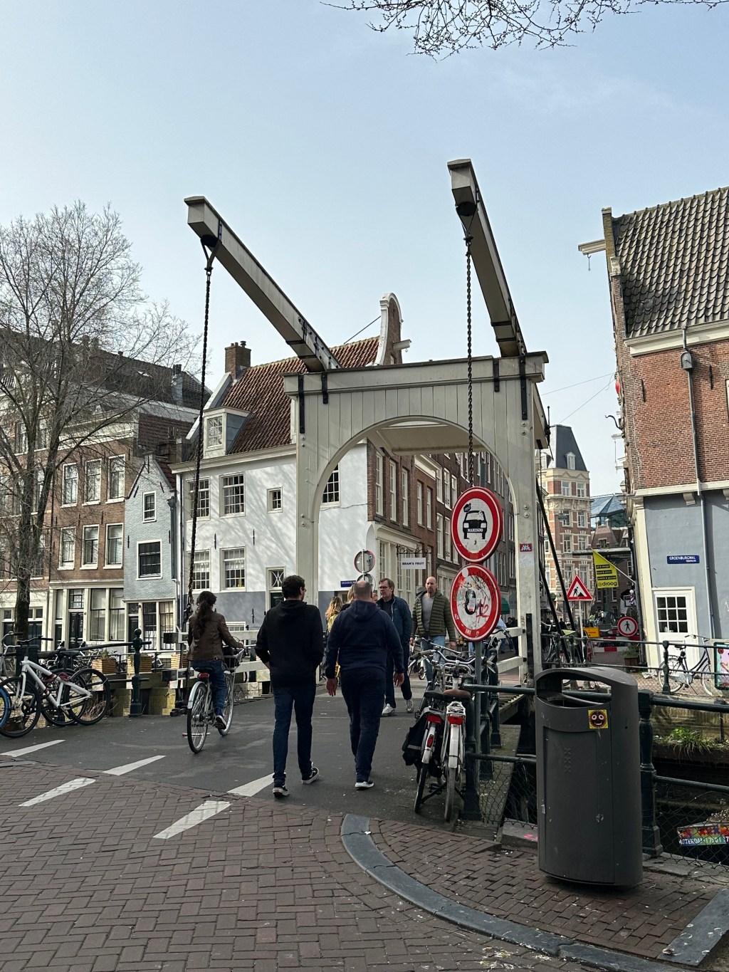 In Amsterdam draagt men geen fietshelm
